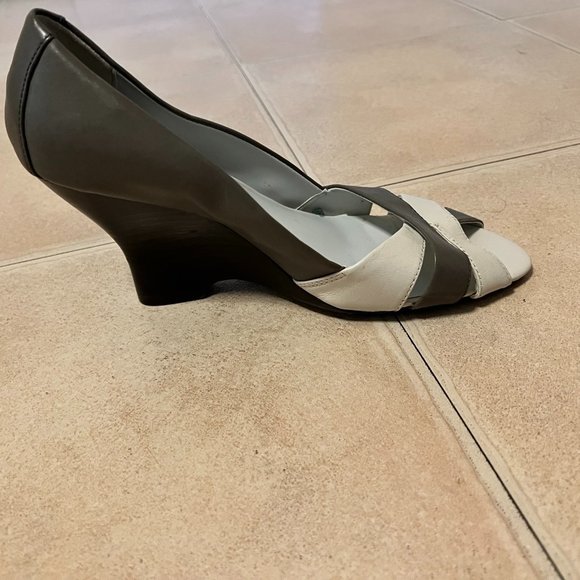 NWT! Kenneth Cole Reaction Leather Wedge - Grey/White - Size 8.5 - Picture 3 of 4